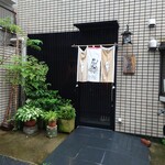 お料理ひろせ - 玄関の右横の窓から中がちょっとだけ見えるので、入りづらくはない。