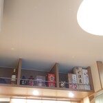 お料理ひろせ - カウンター上の棚には、何やら魅力的なものが並んでいます。