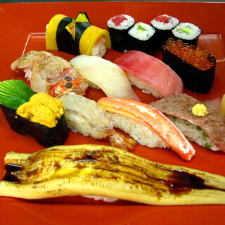 使用靜岡縣產海鮮製作的正宗江戶前壽司。點菜菜品齊全◎