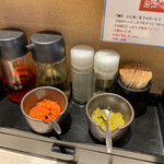 麺匠いし井 - 左は唐辛子ペースト、右は柚子胡椒。