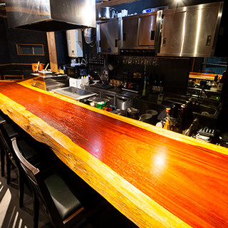 一枚板のカウンター9席◆細部まで工夫を凝らした大人の和空間