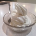 焼肉バイキング ウエスタン - ここのソフトクリームは牛乳感強めです