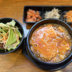 Kankoku Yatai Sakaba Kambee - スープ変更スンドゥブチゲとセットサラダ