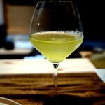 温石 - 水出しの新茶をご用意くださいました。大好きスタッフさんが、せめてワイン気分だけでも、と大振りなワイングラスで。香りが良く伝わって堪能いたしました。感謝の気持ちで一杯♡スタッフさんも、焼津の土地も、何もかも大好きすぎる♡♡♡