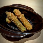 温石 - アスパラのおかき揚げ。ジュ―シーさが爆発。美味しいヽ(^o^)丿　アスパラの甘さとおかきの塩気がぴったり。