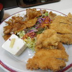 ランチハウス - Bセットはチキンカツとポーク焼肉の盛り合わせです