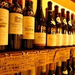 Oderisudododhinu - ボトルワインはフランスワインを中心に用意してあります。、店内奥ワインラックよりボトルを見ながら選んでいただけます。