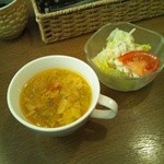 Uffu - ランチのスープとサラダ