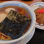 中華そばと定食の店 正次郎 - 中華そば680円＋味玉サービス、半焼きめし300円どちらもネギ抜き