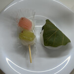 和菓子 村上 - 鯉のぼり団子！と柏餅。どちらも季節の商品ですね。