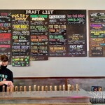 Other Half Brewing Company - タップルーム内風景。後ろの壁に掲げられているビールがすべて前に並ぶタップに繋げられています。生で飲めるビールは日毎週ごとに切り替えられます。