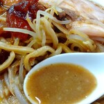 麺屋 にぼすけ - 背脂が浮かぶスープ