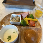 青葉台食堂george - サラダ、きのこのマリネ、ホワイトアスパラのスープ、パン