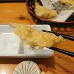 Koushiyuuya Sakaba - ハゼ天ぷらの身、ちょっと塩を振って食べました