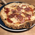 PISOLA - ベーコンとサラミのピザ¥1,318。これだけで¥1,300だったら高いかも知れませんが、ドリンクバーやキッシュorサラダにサイドメニューの割引とは上手い方法です。ピザ自体も窯焼きでモチモチ生地。