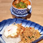 タイ屋 ソンタナ - トムヤムクンとガパオ炒めごはん。