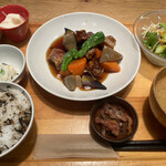 Obon De Gohan Kitte Haka Taten - ごろごろ根菜と豚肉の黒酢ソース¥1250