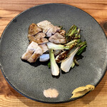 炭焼き納屋 くさび - オーガニックオニオンヌーボーとたかはたポークの炭焼き