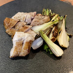 炭焼き納屋 くさび - オーガニックオニオンヌーボーとたかはたポークの炭焼き