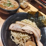 つけ麺 雀 - 特製にしなくてもスープにサイコロブロックのチャーシュー入ってるし、味玉も大しておいしくないのでノーマルがおすすめ