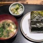 Kunihachi - イカスミ焼きむすび（￥250）。味噌汁と漬物まで付いて、このお値段で良いの…