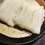 梅田北前 佐勘 - きめ細かいうどんはツルツル。