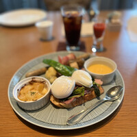 グランド キッチン - ブレックファスト５０９０円。エッグベネディクト。これだけでお腹いっぱいになりそうなボリュームです。卵の火加減、オランディーヌの味付けは好みにピッタリです（╹◡╹）