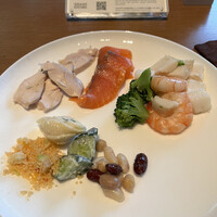 グランド キッチン - ブレックファスト５０９０円。大山鶏、スモークサーモンなど。とても美味しく、とてもたくさんいただきました（╹◡╹）。この後〆のデニッシュとフルーツは写メがありませんm(__)m