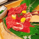 個室 肉寿司と飛騨牛もつ鍋 くずし割烹 たてがみ - これまた鮮やか馬刺し盛り