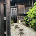 こま田 - 雨に濡れた敷石が美しい