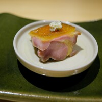 鳥匠いし井ひな - スモークチキン囲炉裏でゆっくり油を落としながら焼いてゆく手羽先。肉厚で高級な天草大王の味わいがより引き立ちます。。、ブルーチーズ乗せて。いぶした香りにブルーチーズチーズが合う！