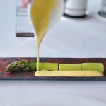 シグネチャー - ソースは4種類から選べます。1.ムースリーヌ 2.ヴァンジョーヌ サバイヨン 3.ミカド 4. ヴィネグレットでムースリーヌを選びました。