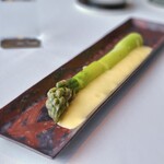 シグネチャー - 太くて立派なアスパラはじゅんわりと瑞々しく、風味豊かで美味しいものでした。