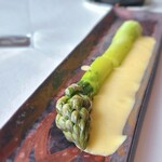 シグネチャー - アスパラの種類も4種類から選べます。1. プロヴァンス グリーンアスパラガス  2. ロワール ホワイトアスパラガス  3.4 .佐賀県産のグリーンアスパラガス又はホワイトアスパラガスです。