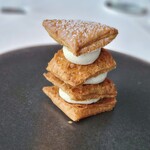 シグネチャー - パイは2日間かけて焼いて、表面をキャラメリゼしています。