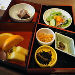 京都・烟河 - 朝食　市松お重に　おばんざい彩々・農園野菜のサラダなど