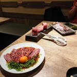 ミスター焼肉 - 上はらみ刺し、分厚い3兄弟、低温調理 刺身3点盛り