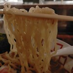 煮干しらーめん 玉五郎 - 煮干しはパツパツ麺のイメージがあったがここのは縮れ麺。