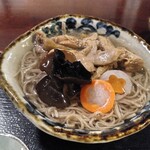 そばや千太郎 - とりそばズーム　黒いのはキクラゲです