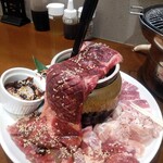 牛豚馬鶏 - 料理写真:北海道生まれなので基本的に豚と鶏だけで十分なのだが、牛（でかい奴）ましてや勝手にカットしてねなんて…エンタテインメント性〜愉しいですね。〜好きにしてね的で