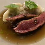 Alternative - ❽小鳩胸肉のロースト、もも肉のミンチと海老のラビオリ、鳩とエビのコンソメスープ仕立て