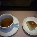 タカジョウキッチン アリヨシ - コンソメスープとパン（フォカッチャ）