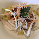 フレンチバル レ・サンス - お肉料理: アンデス産豚の鶏肉ロールグリル