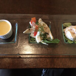 フレンチバル レ・サンス - 前菜3種: カボチャの冷製スープ、イカのマリネ、ポテトサラダ