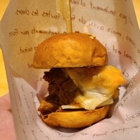 鳥匠いし井ひな - ㉑タンドリーチキン・チーズハンバーガー
                      囲炉裏でカリッと焼かれた香ばしいバンズ
                      スパイシーなタンドリーチキンの溢れる肉汁をバンズが受け止めウマー( ﾟДﾟ)
                      チーズの円やかさで味わいがまとまっています