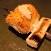 鳥匠いし井ひな - ⑤抱き身【塩】(熊本県産、天草大王)
                    皮はパリッと、胸肉としては脂がしっかり、でもサラッとして濃過ず、こってり&あっさりとした印象
                    甘みたっぷりの葱とのハーモニーが◯