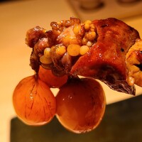 鳥匠いし井ひな - ⑯ちょうちん【タレ】
                    火の入り方や大きさの違いで、１つとして同じ味わいが無い
                    きんかんの膜をプリッと噛み割ると黄身が飛び出し、濃厚な滋味とコクを堪能