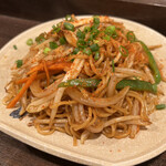 金町製麺 - おつまみ旨辛醤油やきそば　420円