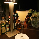 サイレントサード。サイドカーのブランデーをウイスキーに替えた一杯、このバーで初めて知った味