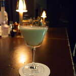 「チョコミントみたいなリキュール」。グラスホッパーのアレンジで、底にチョコリキュールを沈めてある